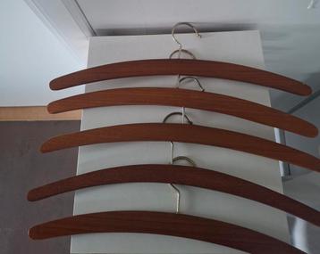 Set van 5 vintage teakhouten kledinghangers. Denemarken.  beschikbaar voor biedingen