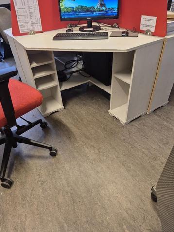 Gratis ophalen 4 houten hoekbureau's