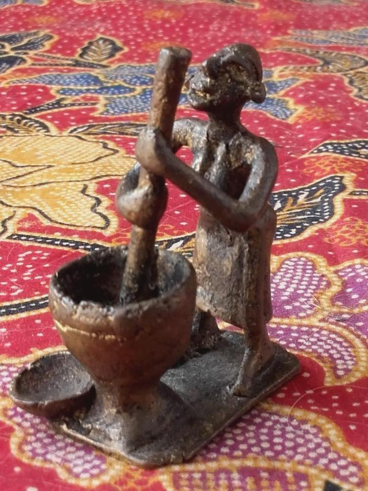 Mooi antiek brons beeldje uit Afrika van een vrouw 6 cm., Antiek en Kunst, Kunst | Niet-Westerse kunst, Ophalen of Verzenden