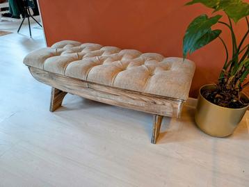 Charmant bankje met opbergruimte  beschikbaar voor biedingen