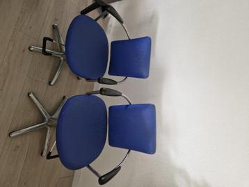 Blauwe bar stoelen beschikbaar voor biedingen