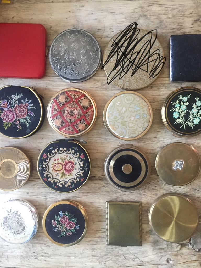 Poederdozen vintage, Ophalen of Verzenden, Zo goed als nieuw, Handen en Nagels