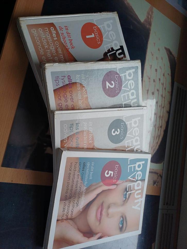 Schoonheidsspecialist boeken - Rijn IJssel - ZGAN, Boeken, Studieboeken en Cursussen, Zo goed als nieuw, MBO, Ophalen of Verzenden