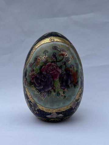 Aziatisch porseleinen ei, floraal decor, met goud afgewerkt beschikbaar voor biedingen