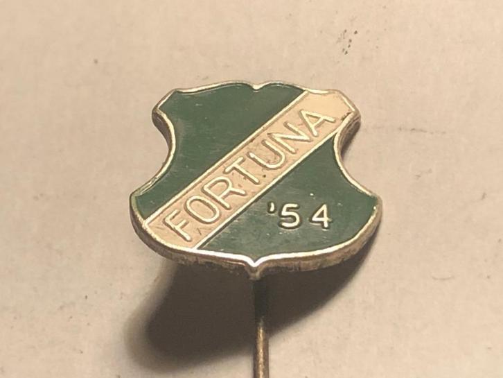 Metalen FORTUNA '54 VOETBACLUB Speld (Groen/Wit)., Verzamelen, Speldjes, Pins en Buttons, Zo goed als nieuw, Speldje of Pin, Sport
