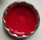 Schaal van rood porselein met metalen fantasierand, Ophalen, Porselein of Keramiek, Schaal, Rond