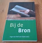 Boek: bij de bron (bijbelse kernwoorden uitgelegd), Ophalen of Verzenden, Nieuw, Inge van Hell - van Dijke, Christendom | Protestants