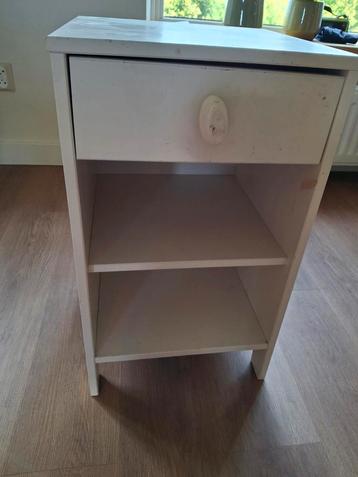 Wit nachtkastje hout