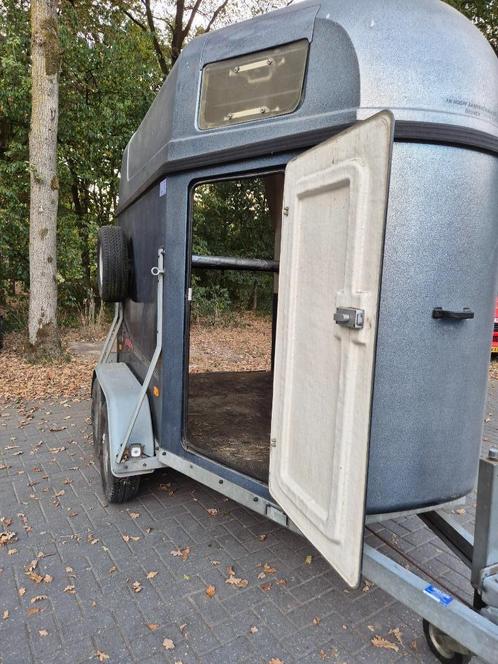 Nette polyester Hotra 2 paards paardentrailer met zadelkamer, Dieren en Toebehoren, Paarden en Pony's | Overige Paardenspullen