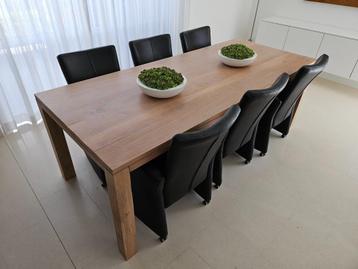 Teakhouten eetkamertafel met 6 leren stoelen beschikbaar voor biedingen