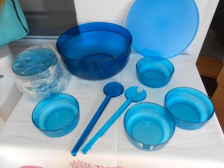 Tupperware Saladebak met slacouvert en 8 kommen Blauw NIEUW, Huis en Inrichting, Keuken | Tupperware, Nieuw, Bak of Kom, Blauw