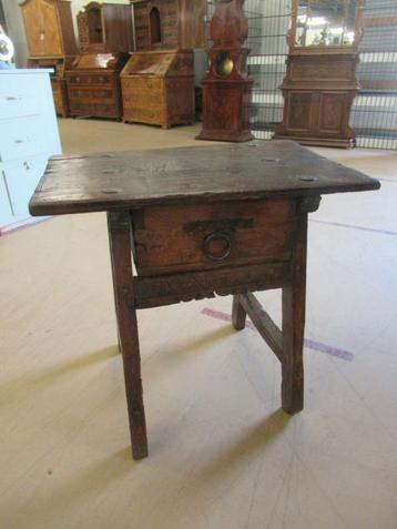 Oer 11659 ANTIEK 17e eeuws Spaans kastanje houten tafeltje beschikbaar voor biedingen