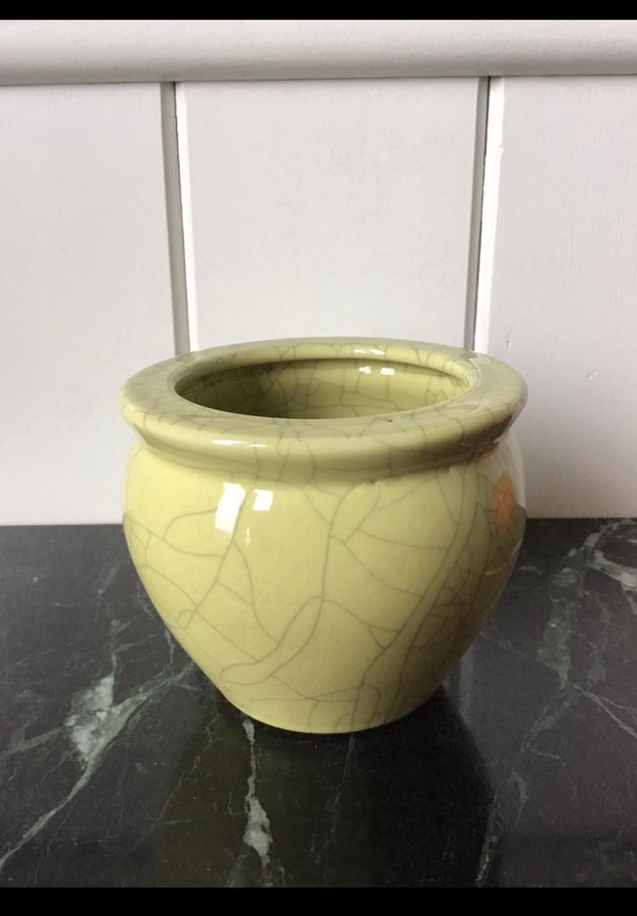Klein eggshell bloempotje porselein geel / groen / limegroen, Tuin en Terras, Bloempotten, Zo goed als nieuw, Aardewerk, Binnen