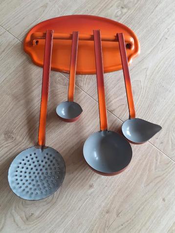 Emaille lepelrek in de gevlamde oranje kleur.  beschikbaar voor biedingen