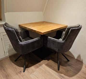 Eetkamer tafel vierkant+ 2 gestoffeerde draaistoelen beschikbaar voor biedingen