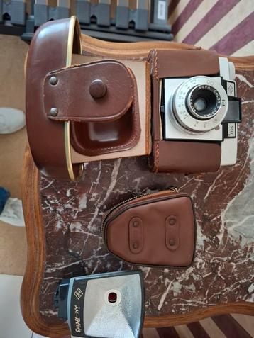 Antieke Agfa Isoly Camera met Flitser beschikbaar voor biedingen