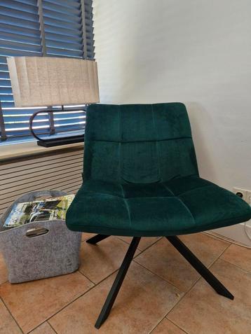 Groene fauteuil. Draai op zwarte poot beschikbaar voor biedingen
