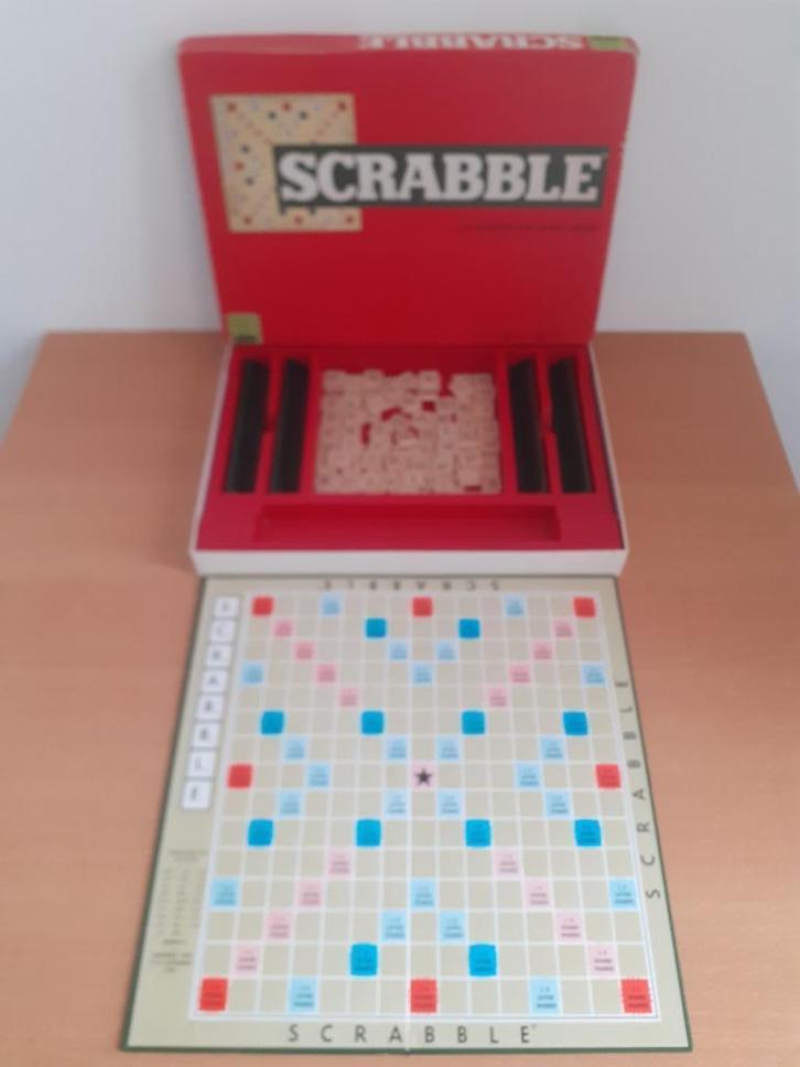 Scrabble (MOOIE STAAT) HOUTEN stenen (SIO), Hobby en Vrije tijd, Gezelschapsspellen | Bordspellen, Zo goed als nieuw, Een of twee spelers