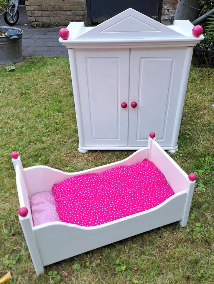 Houten poppenledikantje met kledingkast. Wit, Kinderen en Baby's, Speelgoed | Poppen, Gebruikt, Babypop, Ophalen