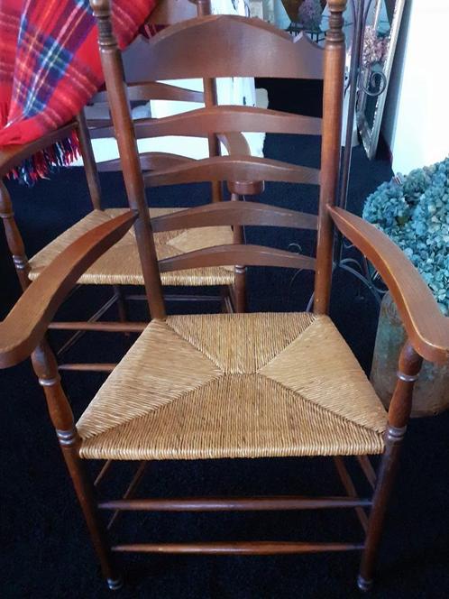 2 ouderwetse knopstoelen, met rieten zitting. Perfecte staat, Huis en Inrichting, Stoelen, Gebruikt, Twee, Hout, Bruin, Ophalen