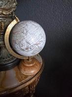 Wereldbol op houten voet. 22 cm hoog , voet 10 cm doorsnee., Ophalen of Verzenden, Zo goed als nieuw