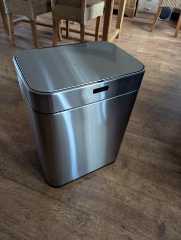 prullenbak met sensor beschikbaar voor biedingen