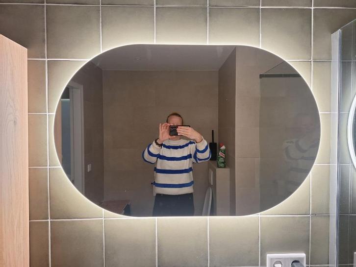 Spiegel ovaal met LED randverlichting met anti-damp, Huis en Inrichting, Woonaccessoires | Spiegels, Zo goed als nieuw, 100 tot 125 cm