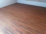 28 m2 klik laminaat met ondervloer en plinten, Ophalen, 50 tot 150 cm, Zo goed als nieuw, 10 tot 30 cm
