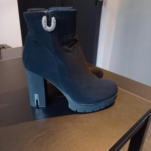 Splinternieuwe zwarte enkellaarsjes maat 38.Prijs 19.50, Kleding | Dames, Schoenen, Zo goed als nieuw, Lage of Enkellaarzen, Zwart