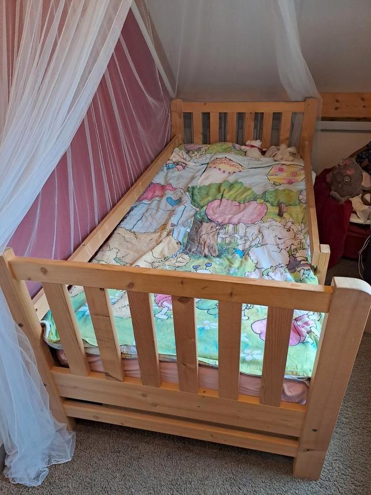Eenpersoonsbed - met handig rekje voor jonge kinderen, Kinderen en Baby's, Kinderkamer | Bedden, Gebruikt, 180 cm of meer, 70 tot 85 cm