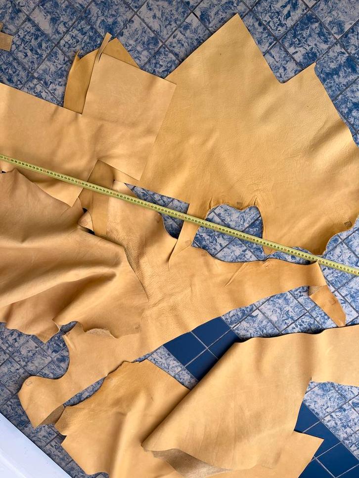 Okergeel rundleer, 7 losse stukken, Hobby en Vrije tijd, Stoffen en Lappen, Zo goed als nieuw, Leer of Kunstleer, 30 tot 120 cm