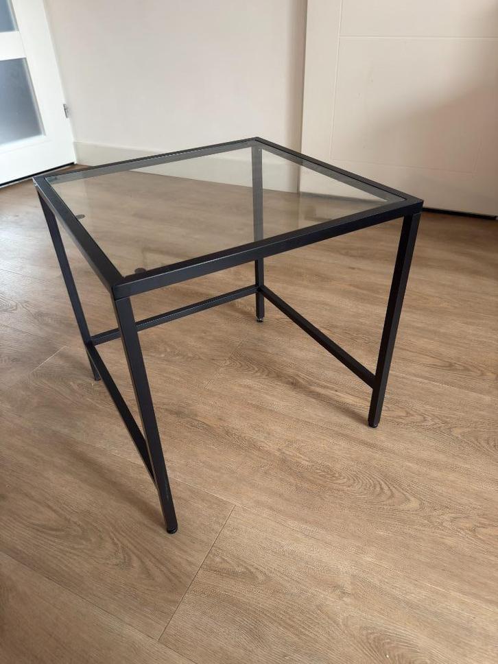 IKEA VITTSJÖ bijzettafel | vierkant model, glas en metaal, Huis en Inrichting, Tafels | Bijzettafels, Gebruikt, Vierkant, 45 tot 60 cm