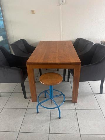 Eettafel met 4 stoelen beschikbaar voor biedingen