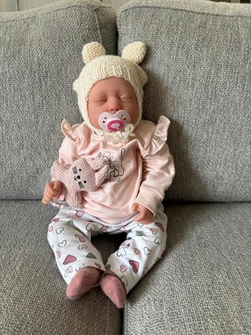 Mooie new born pop inclusief extra’s en bedje beschikbaar voor biedingen