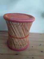 Rond rotan bijzettafeltje met oranje en roze nylon draad, Huis en Inrichting, Tafels | Bijzettafels, Ophalen, Gebruikt