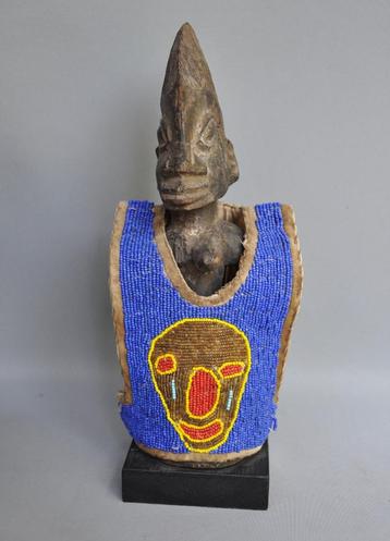 Ibedji tweelingbeeld met kralenjas, YORUBA, Nigeria, ca 1970 beschikbaar voor biedingen