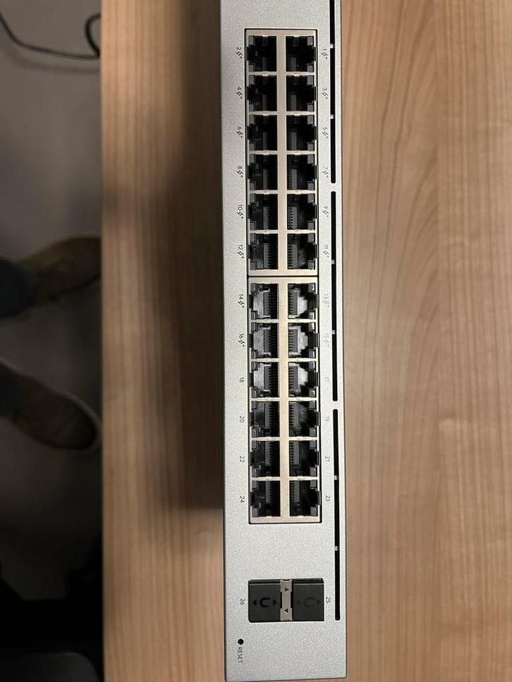Unifi Cloud Gateway Ultra + 24 PoE Switch (Zo goed als nieuw, Computers en Software, Netwerk switches, Zo goed als nieuw, Ophalen