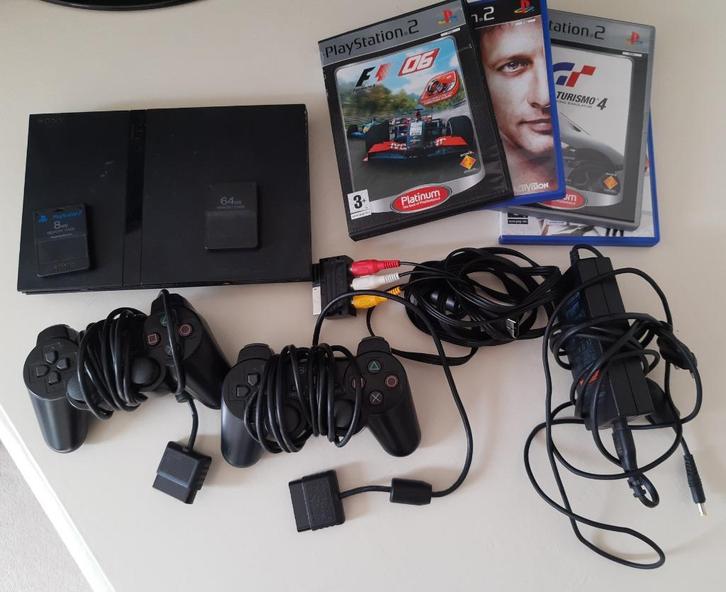 Sony Playstation spelcomputer 2 met 4 spellen, Spelcomputers en Games, Spelcomputers | Sony PlayStation 2, Gebruikt, Zwart, Met 2 controllers