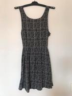 Pull & Bear M zwart witte jurk grafische print open zijkant, Kleding | Dames, Jurken, Maat 38/40 (M), Zwart, Ophalen of Verzenden