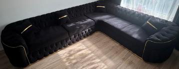 Luxe Zwarte Hoekbank met Gouden Accenten beschikbaar voor biedingen