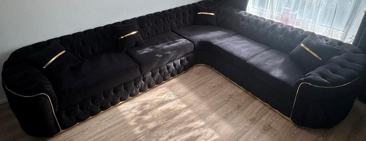 Luxe Zwarte Hoekbank met Gouden Accenten, Huis en Inrichting, Banken | Bankstellen, Zo goed als nieuw, Hoekbank, Vierpersoons of meer