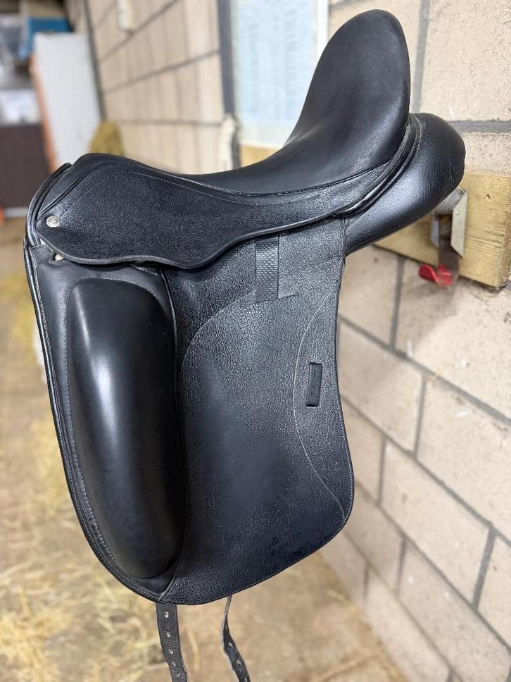 Custom zadel model Matrix, Dieren en Toebehoren, Paarden en Pony's | Zadels, Zo goed als nieuw, Dressuur, Ophalen