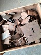 Een lade vol met oude kastslotjes en sloten., Ophalen of Verzenden, Gebruikt, Slot
