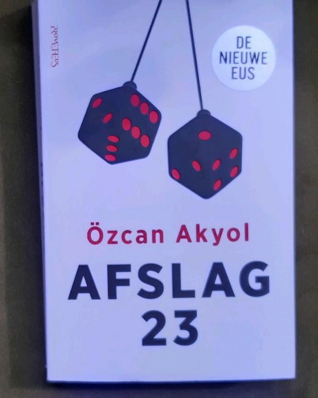 Özcan Akyol - Afslag 23, Boeken, Literatuur, Zo goed als nieuw, Ophalen of Verzenden