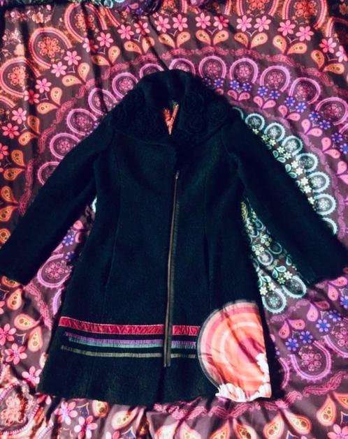 Supermooie A-line jas van Desigual met roosjes 44 nu 69,99€, Kleding | Dames, Jassen | Winter, Gedragen, Maat 42/44 (L), Zwart