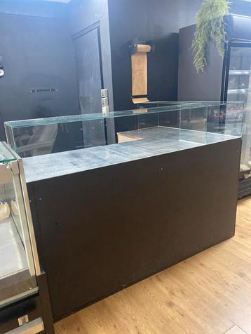Hoektoonbank met glazen vitrine - 180x118cm beschikbaar voor biedingen