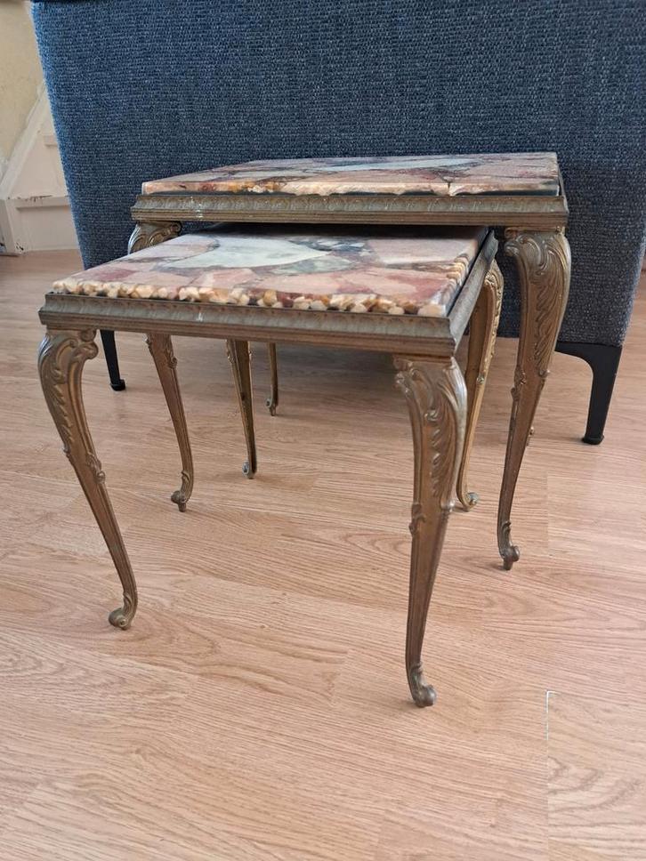 Dit is een set van Hollywood Regency onyx-top nesting tafels, Huis en Inrichting, Tafels | Salontafels, Gebruikt, Minder dan 50 cm