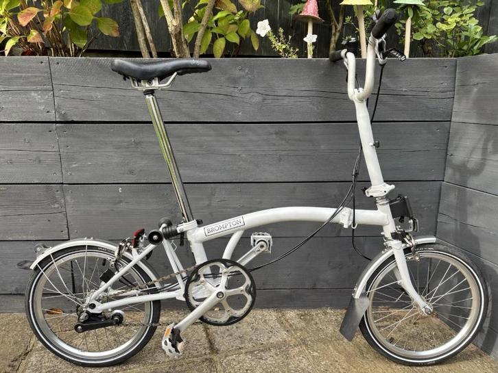 Brompton M3L vouwwfiets C Line-equivalent in lichtgrijs, Fietsen en Brommers, Fietsen | Vouwfietsen, Zo goed als nieuw, Brompton