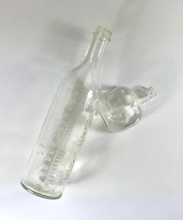 Franse fles met maatverdeling uit de Pharmacie circa 1950 beschikbaar voor biedingen