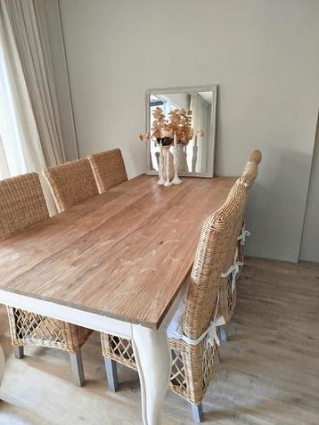 Landelijke eettafel  beschikbaar voor biedingen